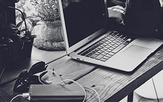 aoa体育官网-精准射击，尽显巅峰技艺——射击比赛箭无虚发，选手捏微释微