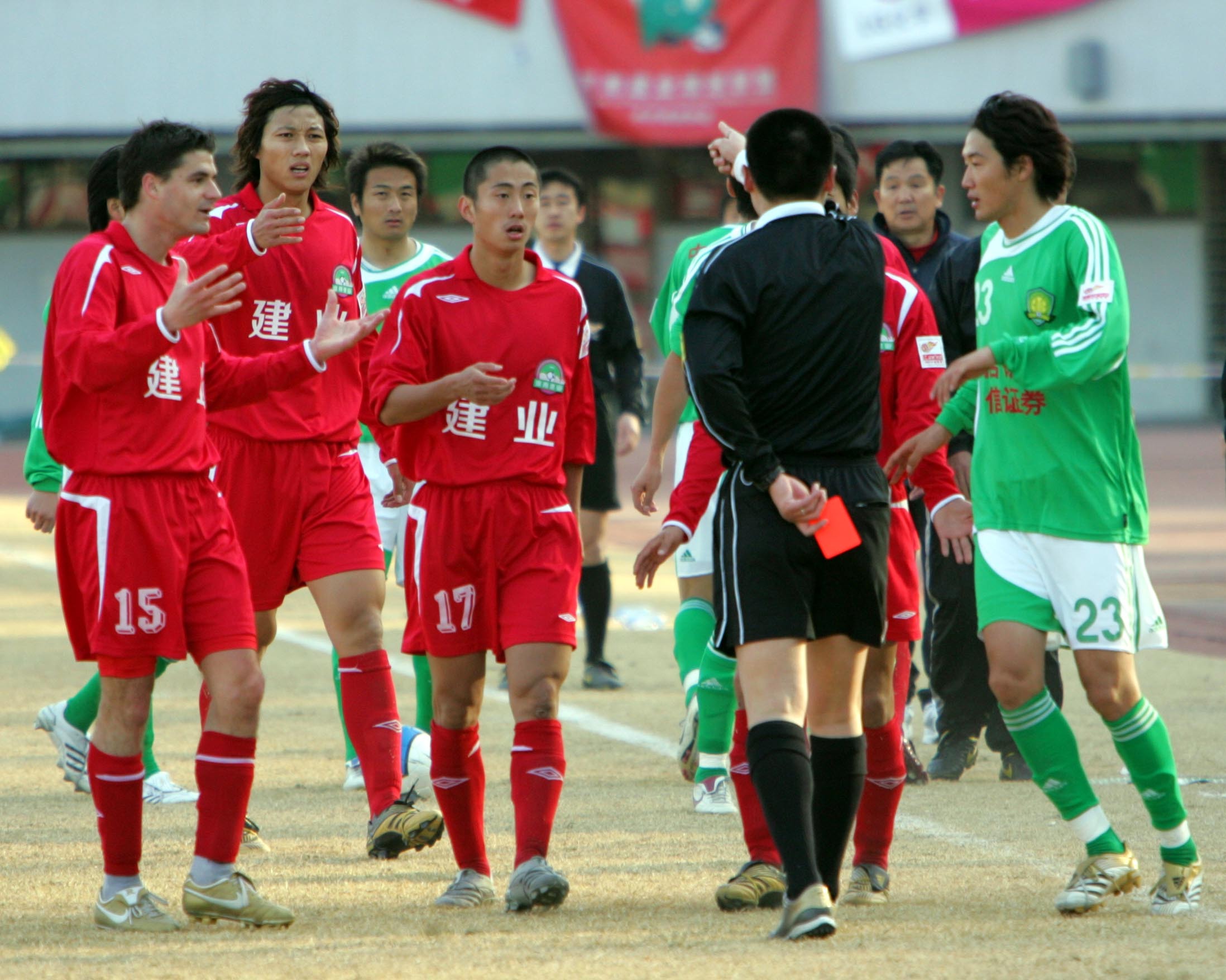 关于上海上港客场战胜河南建业,延续不败走势的信息 关于上海上港客场战胜河南建业,延续不败走势的信息