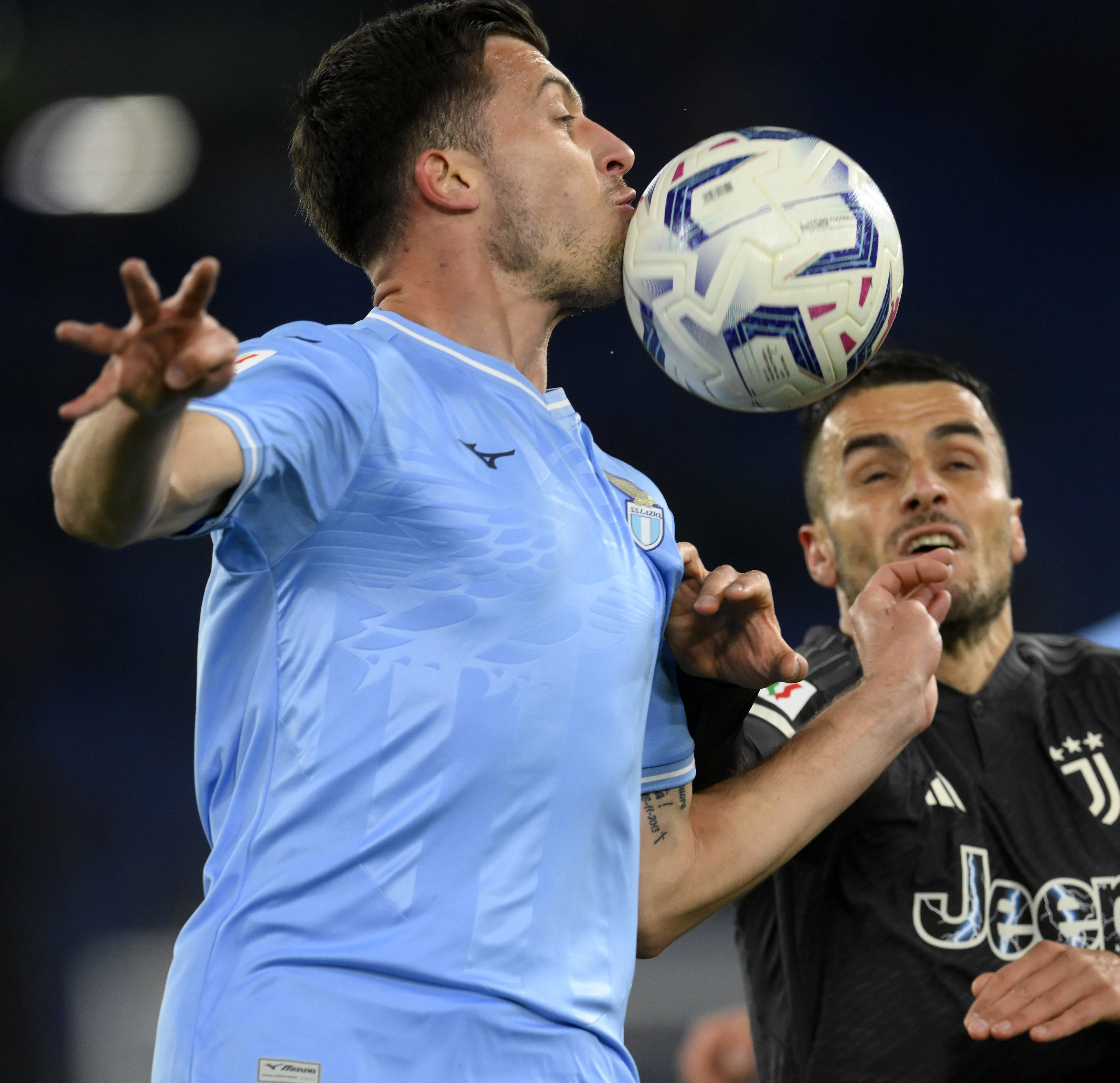 意大利足球赛场上一名年轻球员才艺尽显的简单介绍