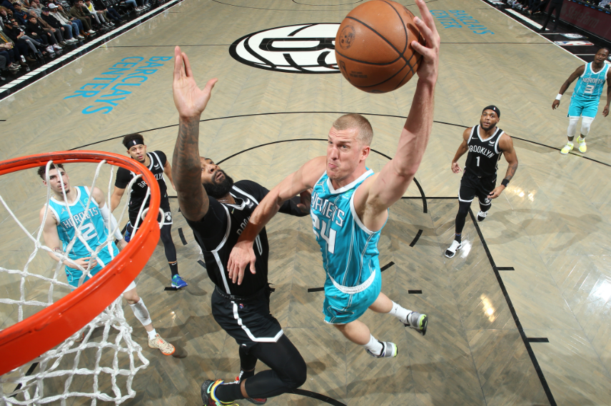 aoa体育娱乐-包含西班牙篮球巨星西蒙斯在比赛中疑似受伤，球队状态备受质疑！的词条