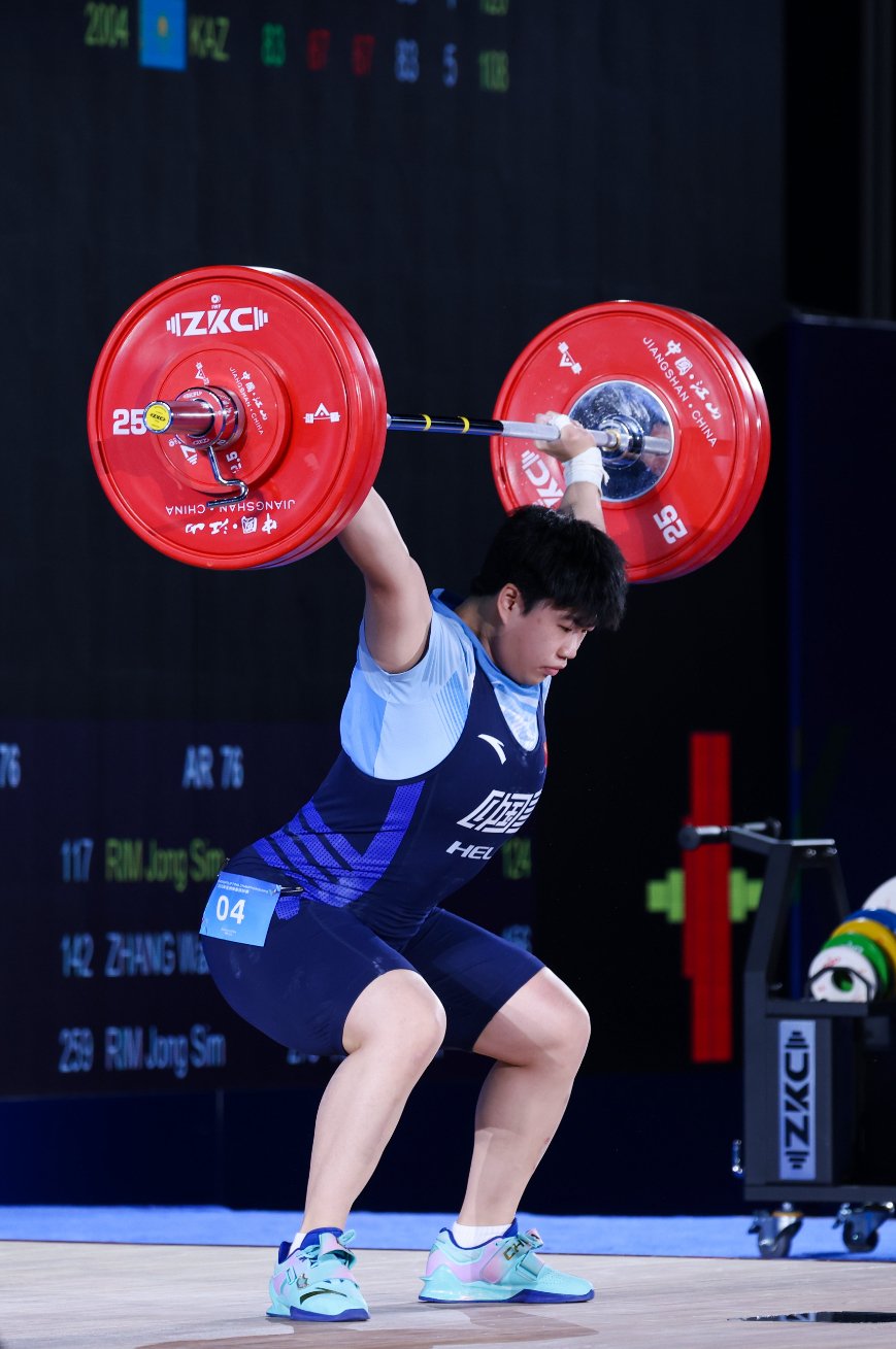aoa体育馆-中国举重选手夺金，刷新个人最佳成绩