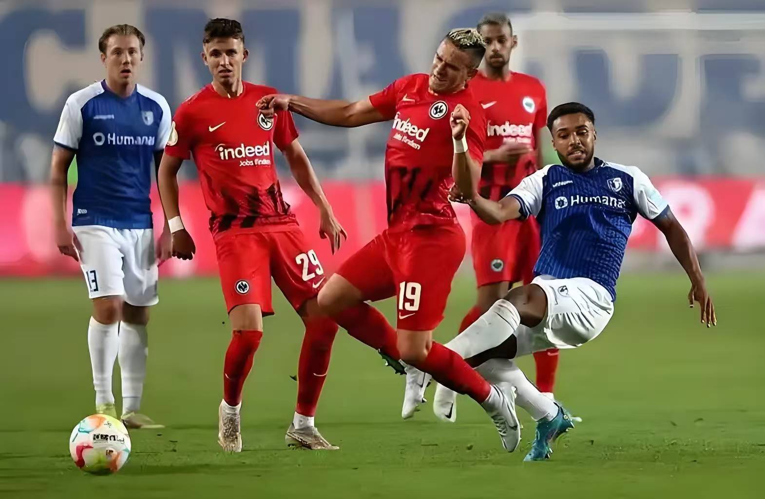 关于PSV埃因霍温客场告捷，荷甲劲旅登顶榜单的信息