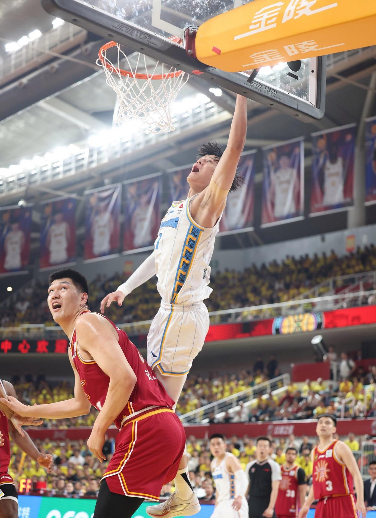 aoa体育活动-广州男篮轻取胜利，继续保持不败