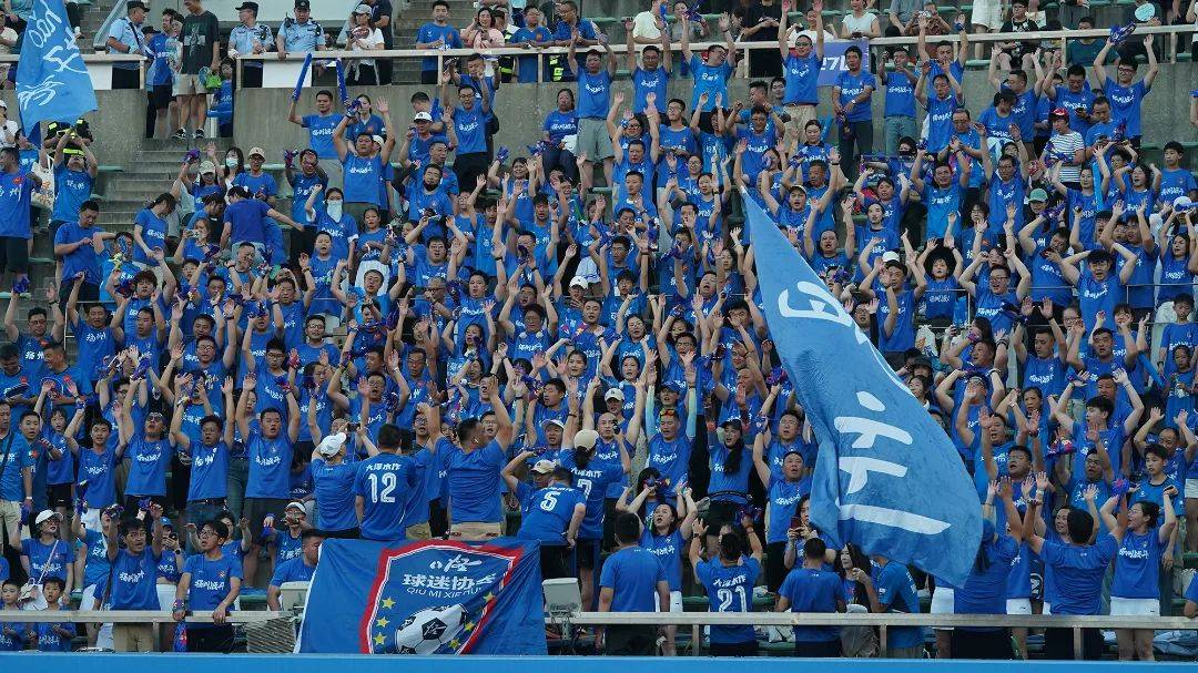 皇家马德里球迷为球队的胜利欢呼雀跃的简单介绍