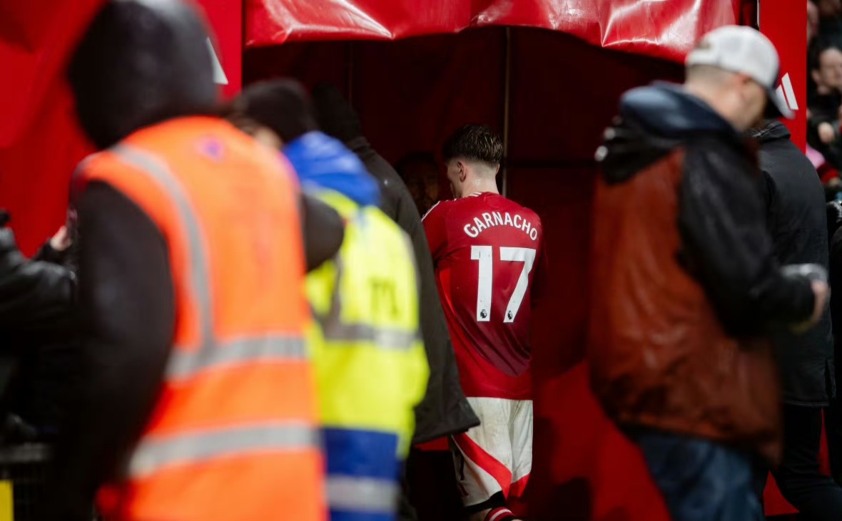 aoa体育视频-染红出场，球员遭遇意外暂停