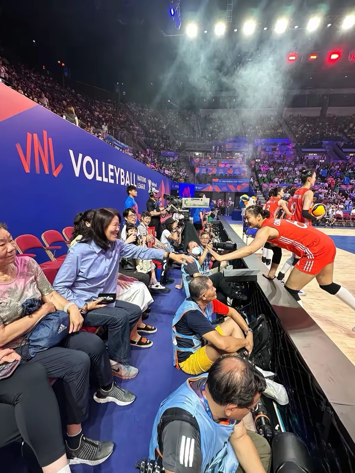 包含赛场上球员们拼尽全力,呈现出极具观赏性的比赛的词条 包含赛场上球员们拼尽全力,呈现出极具观赏性的比赛的词条