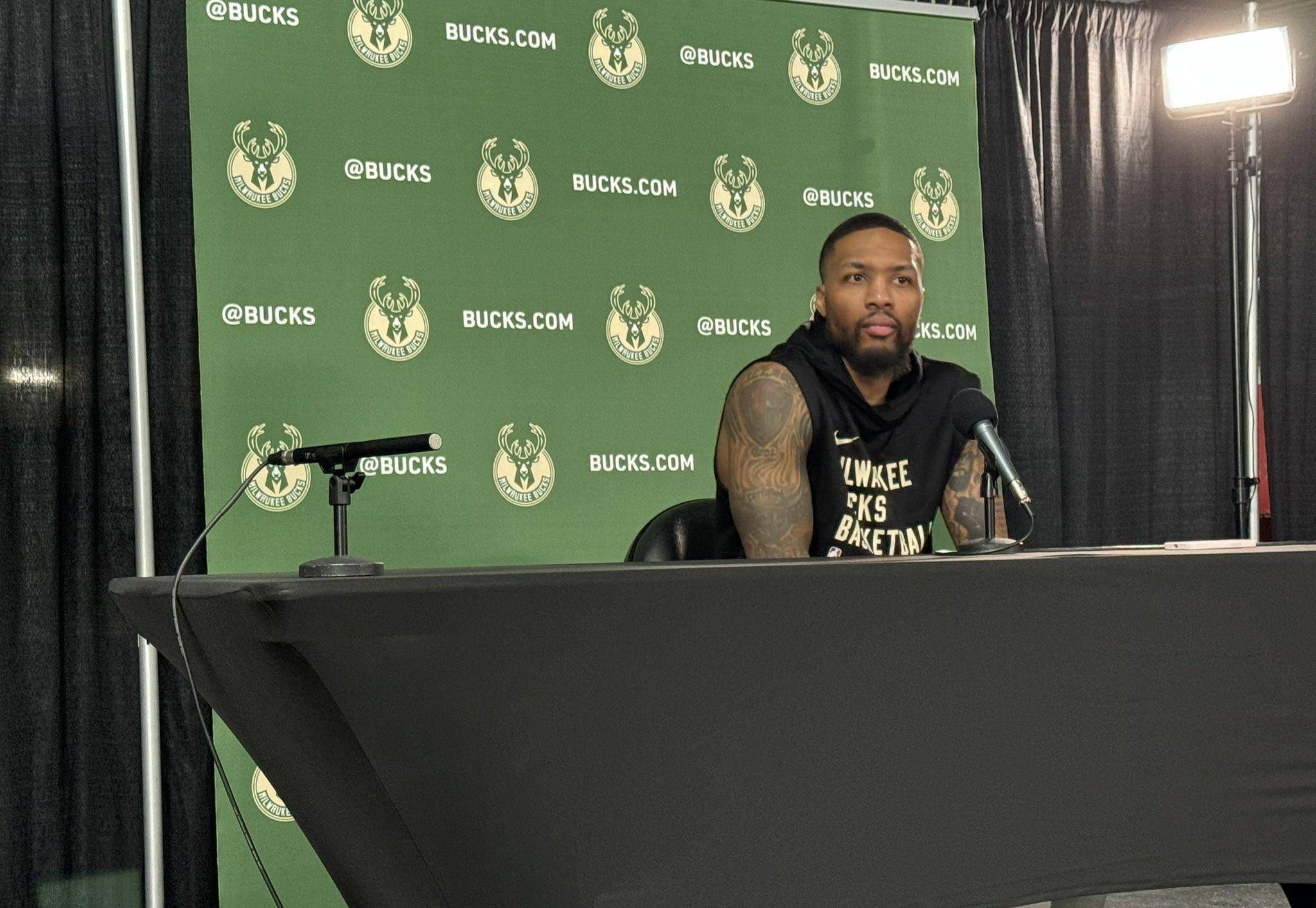 aoa体育活动-开拓者主场取得连胜，利拉德主攻破敌