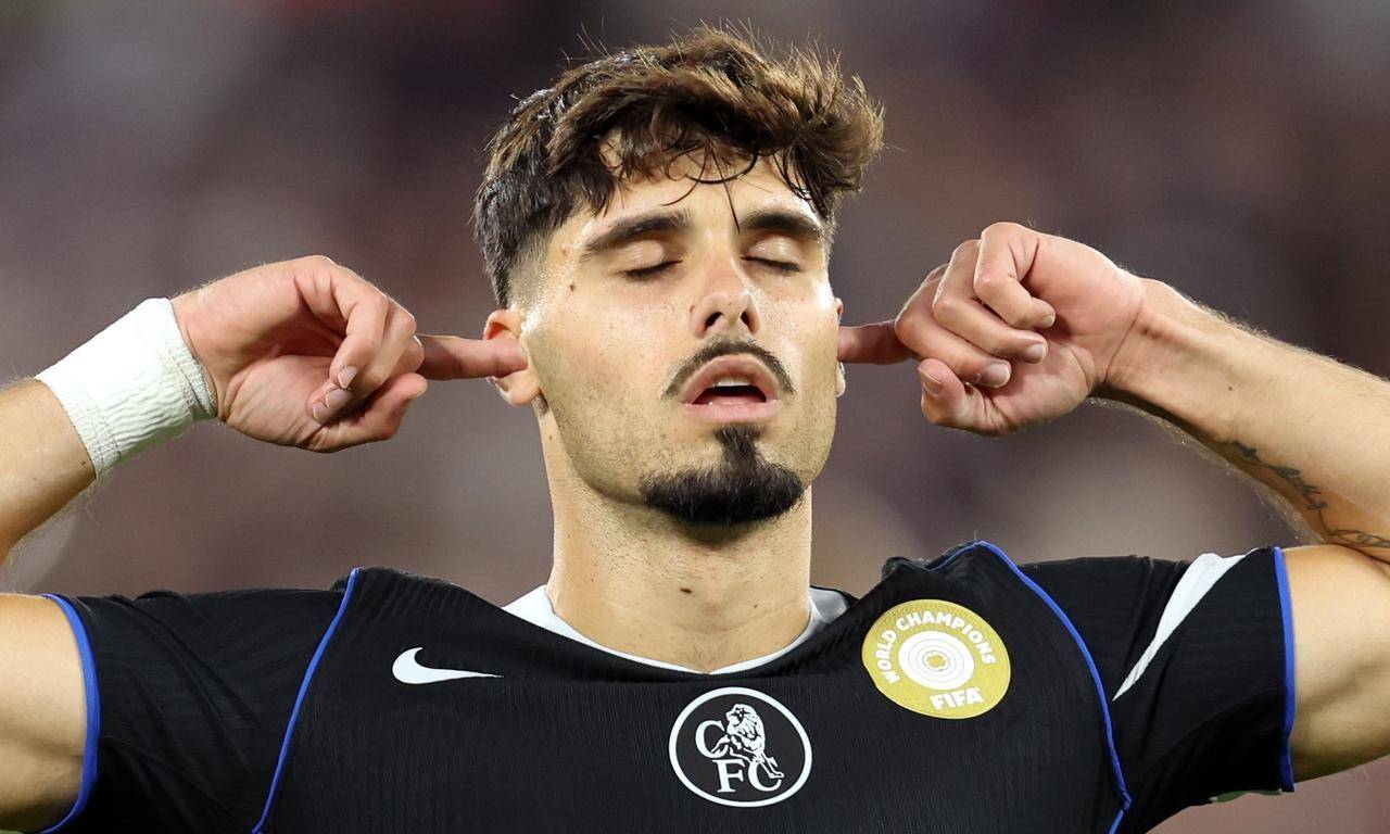 aoa体育娱乐-切尔西客场战平狼队，联赛积分榜上升