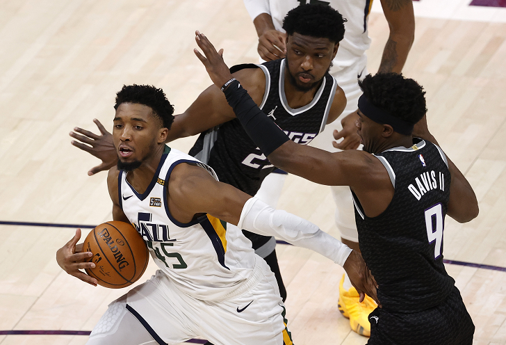 aoa体育视频-包含爵士神勇依旧，主场两连胜榜首坚守的词条