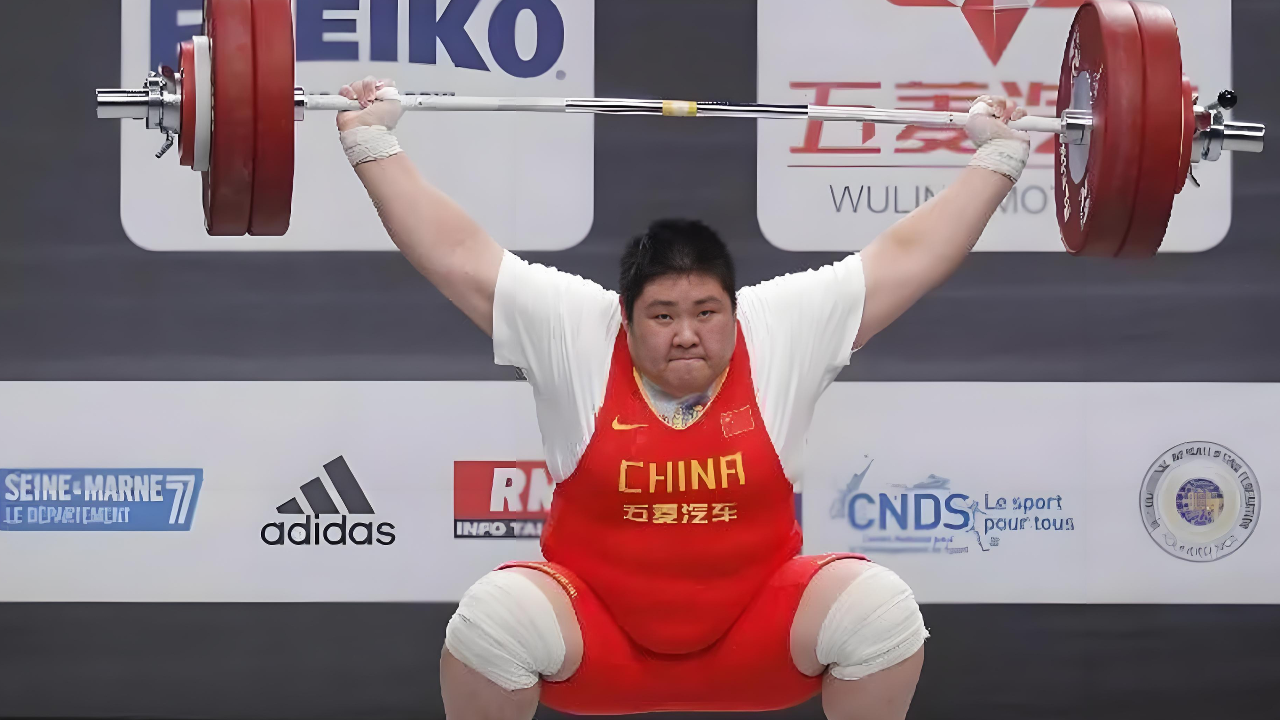 aoa体育娱乐-举重选手力挽狂澜，夺得意外胜利
