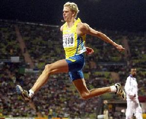 跳远比赛中运动员跳出新高度