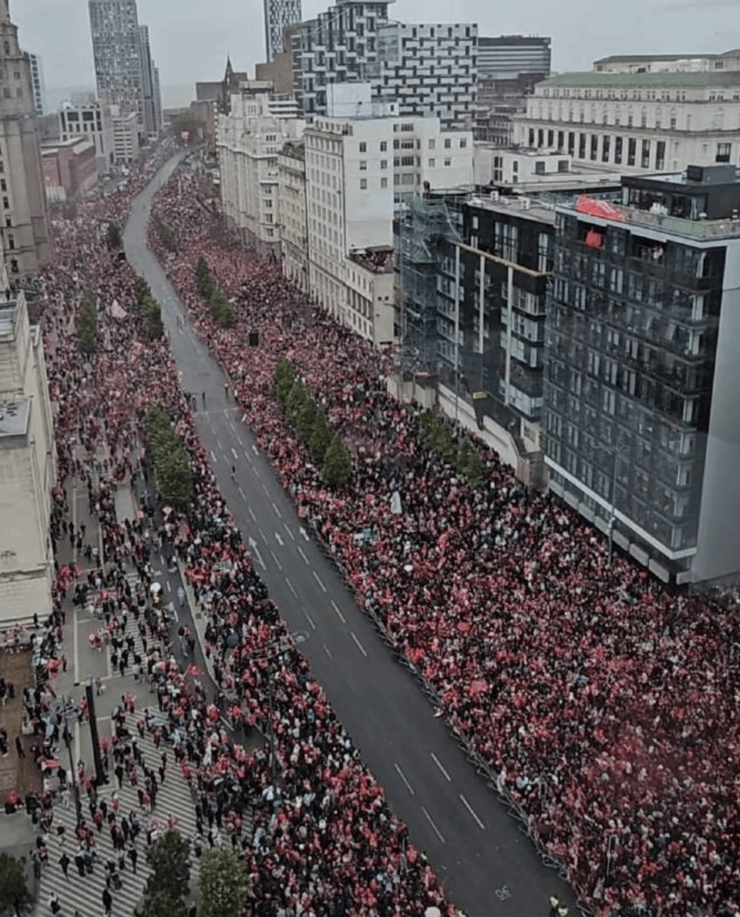 aoa体育官网-关于精彩比赛中一位运动员受伤，球迷为其祈祷的信息