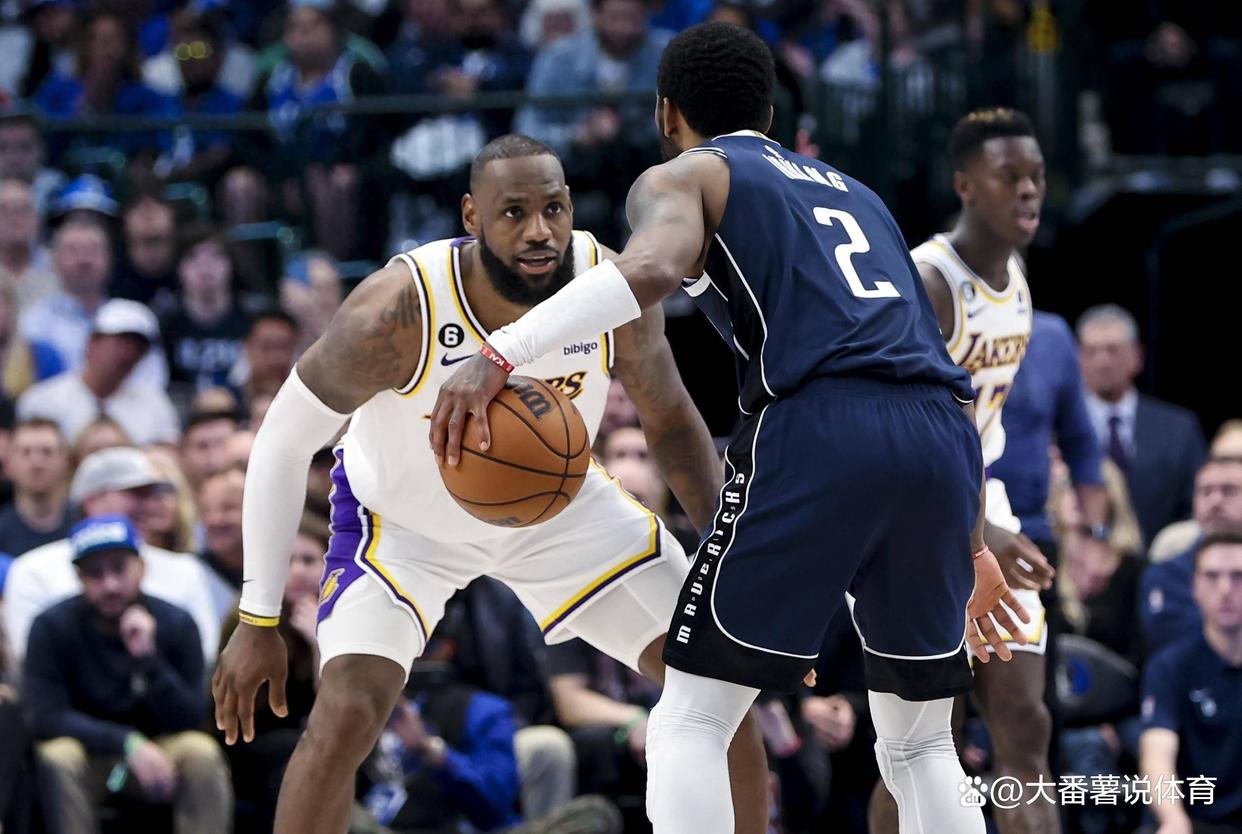 关于精彩比赛中一位运动员受伤,球迷为其祈祷的信息 关于精彩比赛中一位运动员受伤,球迷为其祈祷的信息