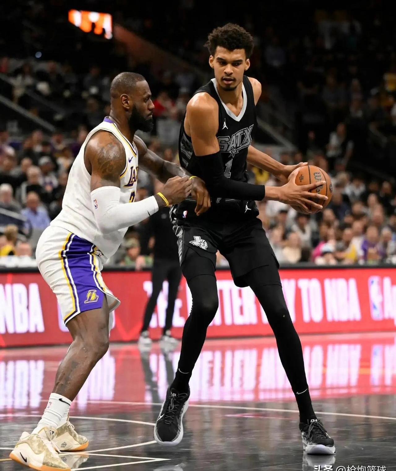 湖人击败快船,浓眉哥再度砍下30+10 湖人击败快船,浓眉哥再度砍下30+10