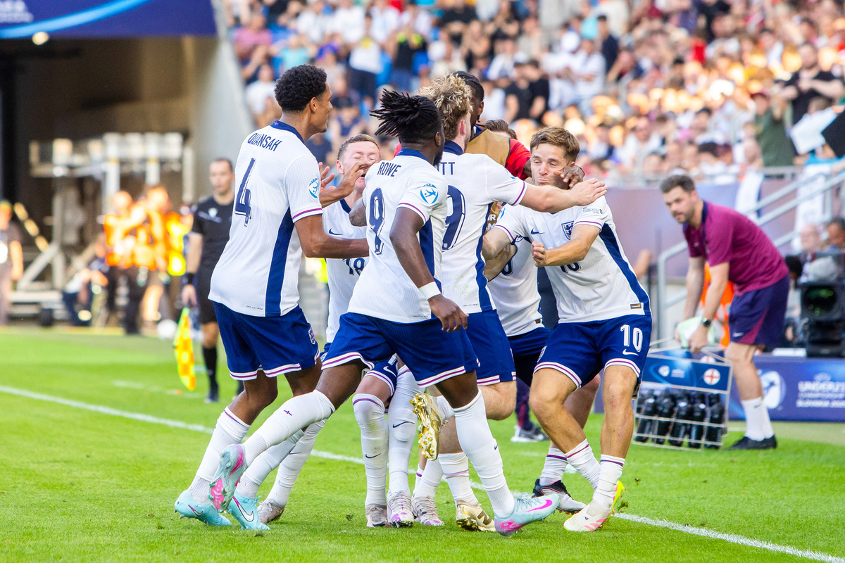 包含意大利在欧锦赛预选赛中大胜芬兰,领跑小组的词条 包含意大利在欧锦赛预选赛中大胜芬兰,领跑小组的词条