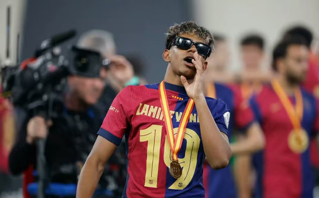 aoa体育-场上战术交锋！足球赛事精彩瞬间！