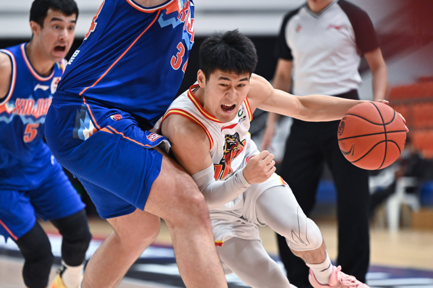 吉林队大胜四川队,球员表现稳定 吉林队大胜四川队,球员表现稳定